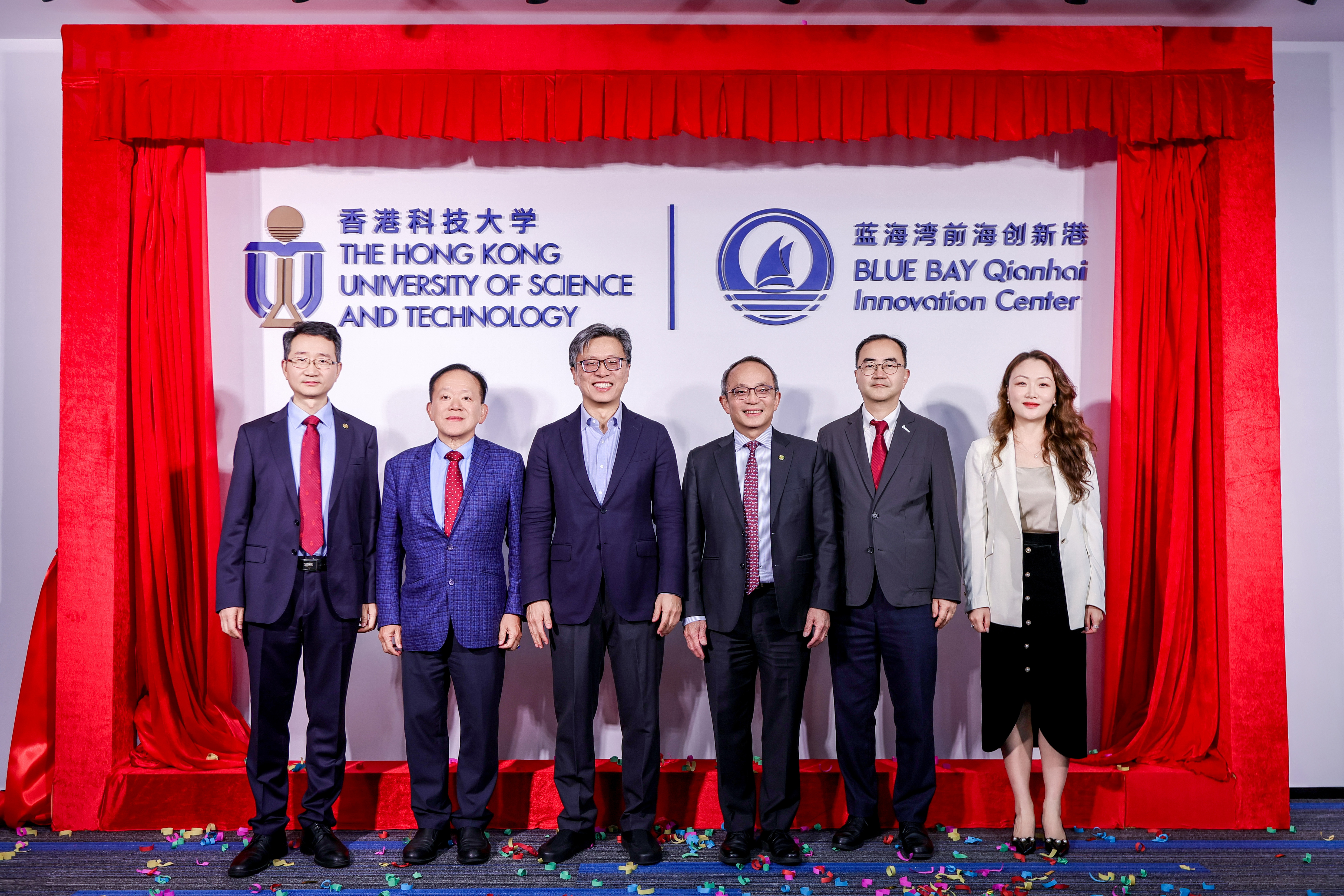 The plaque unveiling ceremony for HKUST’s Blue Bay Qianhai Innovation Center was officiated by Prof. Harry Shum (third left), HKUST Council Chairman; Prof. Tim Cheng Kwang-Ting (third right), HKUST Vice-President for Research and Development; Prof. Ricky Lee Shi-Wei (second left), Vice-President (Research) of HKUST (Guangzhou); Dr. Shin Cheul KIM (second right), HKUST Associate Vice-President for Research and Development (Knowledge Transfer); Prof. YANG Jinglei (first left), General Director of the HKUST Sh