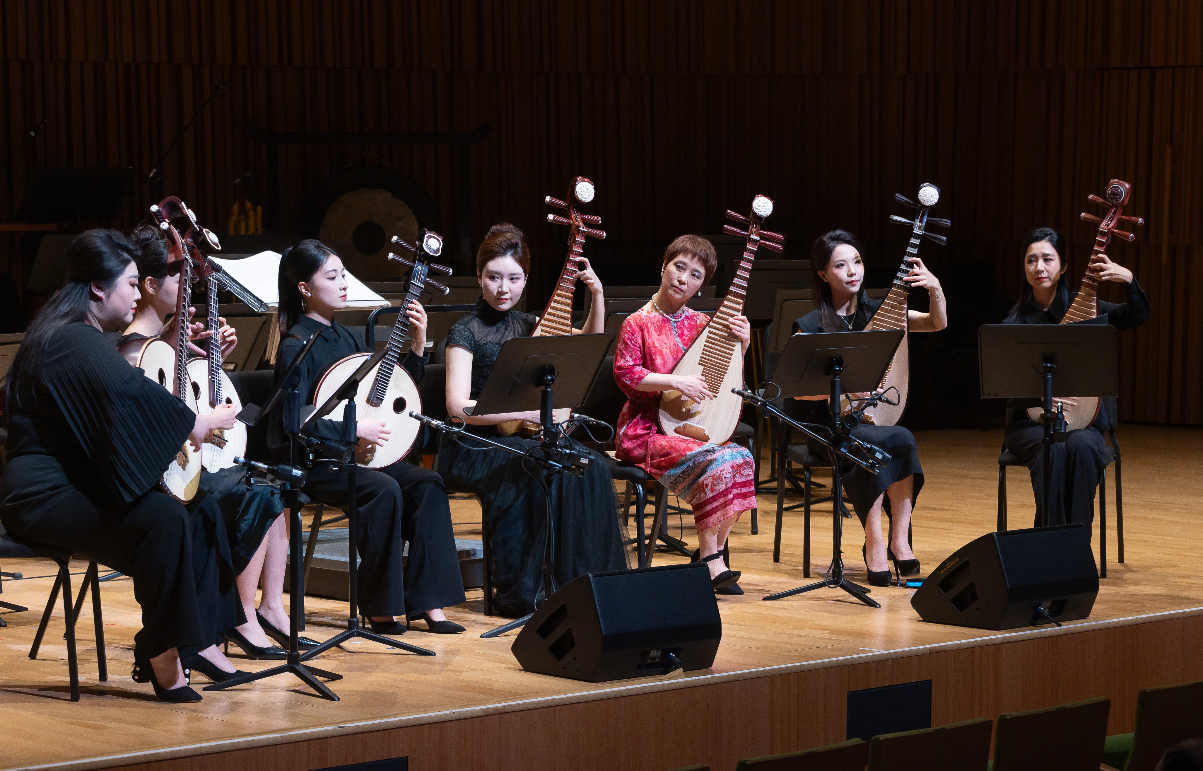"The Melody of Eternal Harmony" special concert brought together the Chinese Orchestra of Zhejiang Conservatory of Music and a number of internationally acclaimed musicians. Together, they delivered a captivating programme of Chinese orchestral masterpieces that seamlessly blended traditional heritage with contemporary elements.World-renowned pipa virtuoso WU Man (third right) performs Plucked String Ensemble: Chinese Paintings.