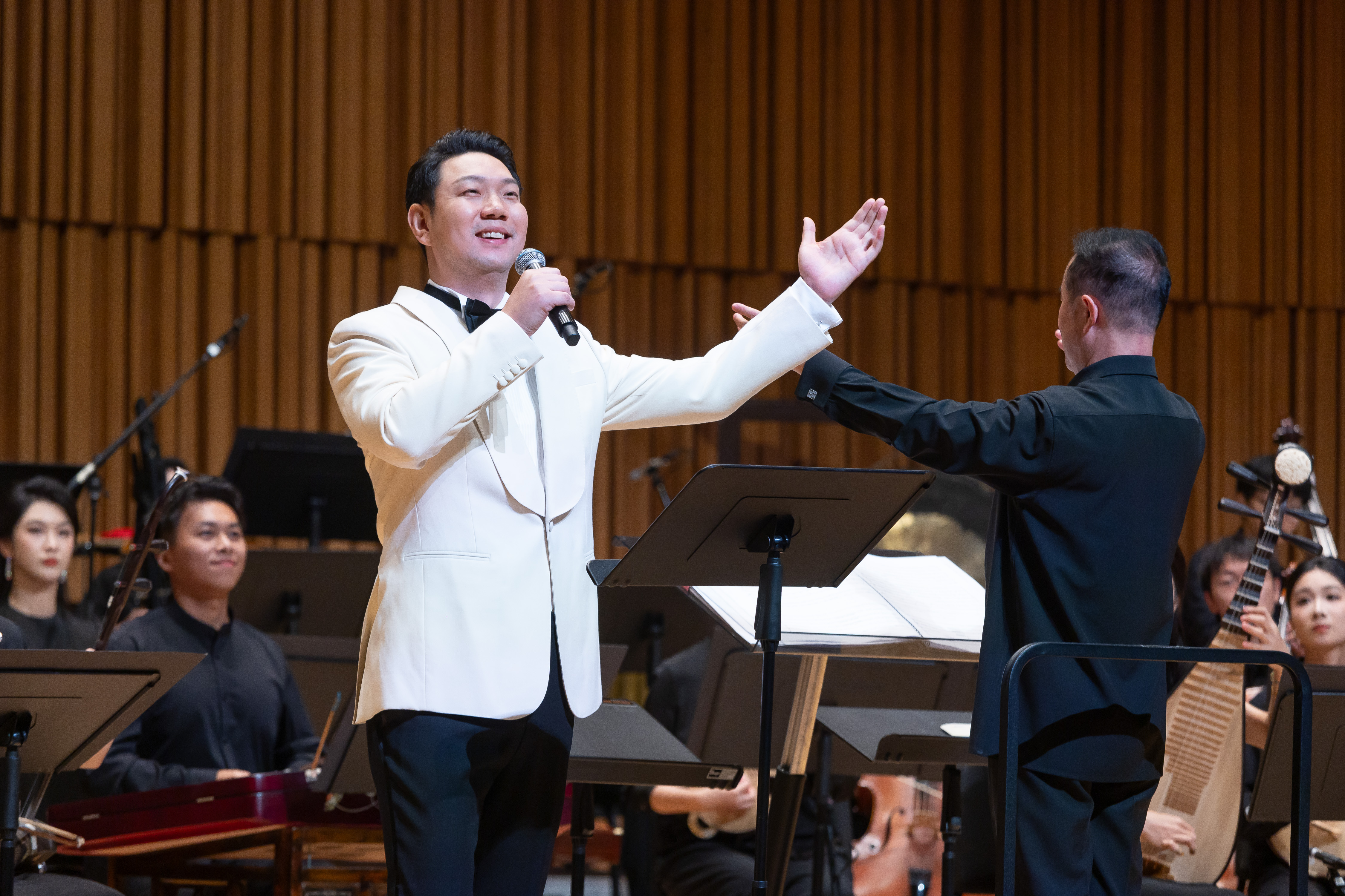 "The Melody of Eternal Harmony" special concert brought together the Chinese Orchestra of Zhejiang Conservatory of Music and a number of internationally acclaimed musicians. Together, they delivered a captivating programme of Chinese orchestral masterpieces that seamlessly blended traditional heritage with contemporary elements. Baritone LIU Tao performs Father's Prairie, Mother's River. 