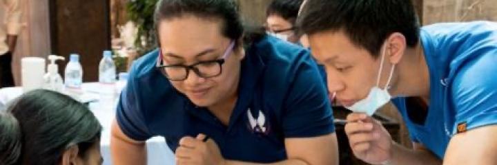 People discussing ideas