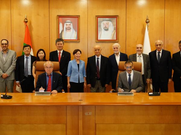 A group photo of the HKUST delegates, including President Prof. Nancy IP (back row, sixth left), Vice-President for Institutional Advancement Prof. WANG Yang (front left), with the senior management of the University of Sharjah, including Chancellor Prof. Hamid M.K. Al Naimiy (back row, sixth right), and Vice Chancellor for Academic Affairs Prof. Youssef Al Haik (front right), after the two parties sign partnership agreement.