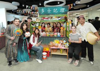 科大理學院仿照城寨主題特別打造的「理記士多」昨天正式營業，代表香港的攤位展示了數十件來自七十至九十年代的經典零食與玩具，包括眼鏡朱古力、珍寶珠、西瓜波、扭蛋扭卡機等。