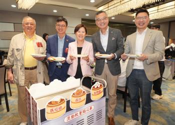 HKUST President Prof. Nancy IP (third left) and our honourable guests ExCo Member and Haven of Hope CEO Dr. LAM Ching-Choi (second right), ExCo Member Mr. Tommy Cheung (first left), Under Secretary for Labour and Welfare Mr. HO Kai-Ming (second left) and District Officer (Wong Tai Sin) Mr. Thomas WU (first right) led our student and staff volunteers to serve the soft-textured dim sum from traditional dim sum carts. 