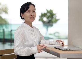 Prof. SONG Xueyang, Assistant Professor of the Department of Physics at The Hong Kong University of Science and Technology (HKUST), has been awarded the prestigious 2025 Croucher Tak Wah Mak Innovation Award for her groundbreaking research in theoretical condensed matter physics. Her work focuses on decoding quantum materials to design novel materials that enable energy-efficient technologies with transformative potential across industries—from consumer electronics to power grid systems.