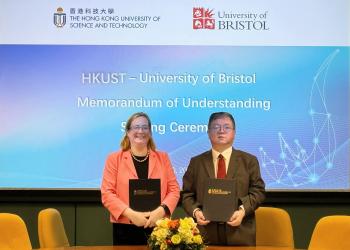 HKUST Provost Prof. GUO Yike (right) and University of Bristol Vice-Chancellor and President Prof. Evelyn WELCH (left) sign an MoU and a Global Knowledge Network agreement.