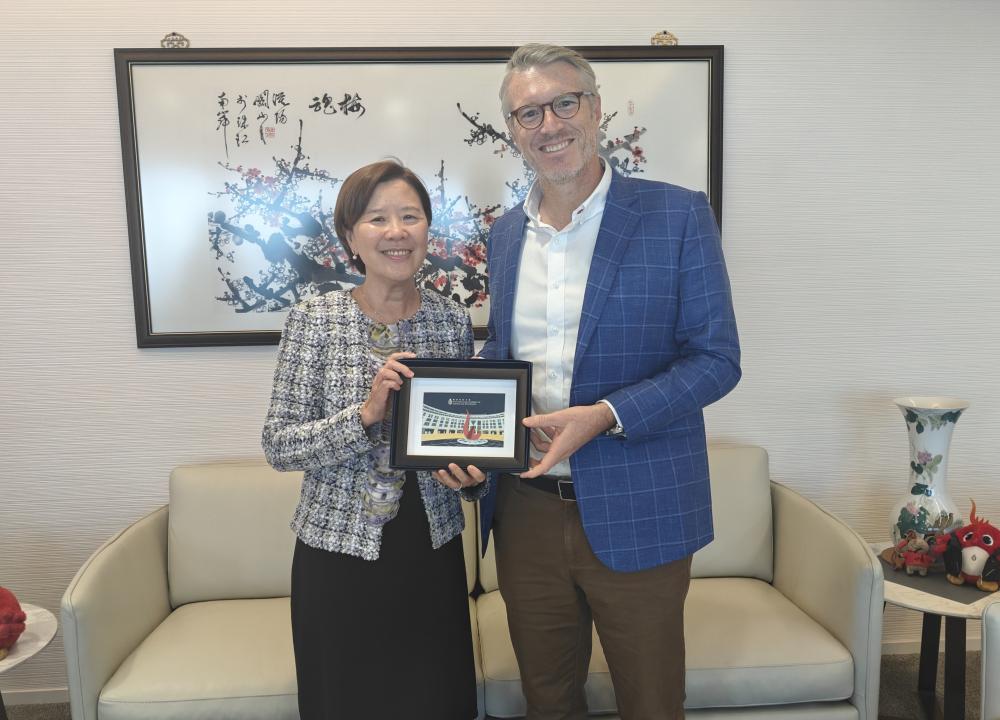 President Prof. Nancy IP (left) presents a souvenir to Mr. Daniel FREIHOFER, Consul General of Switzerland in Hong Kong (right).